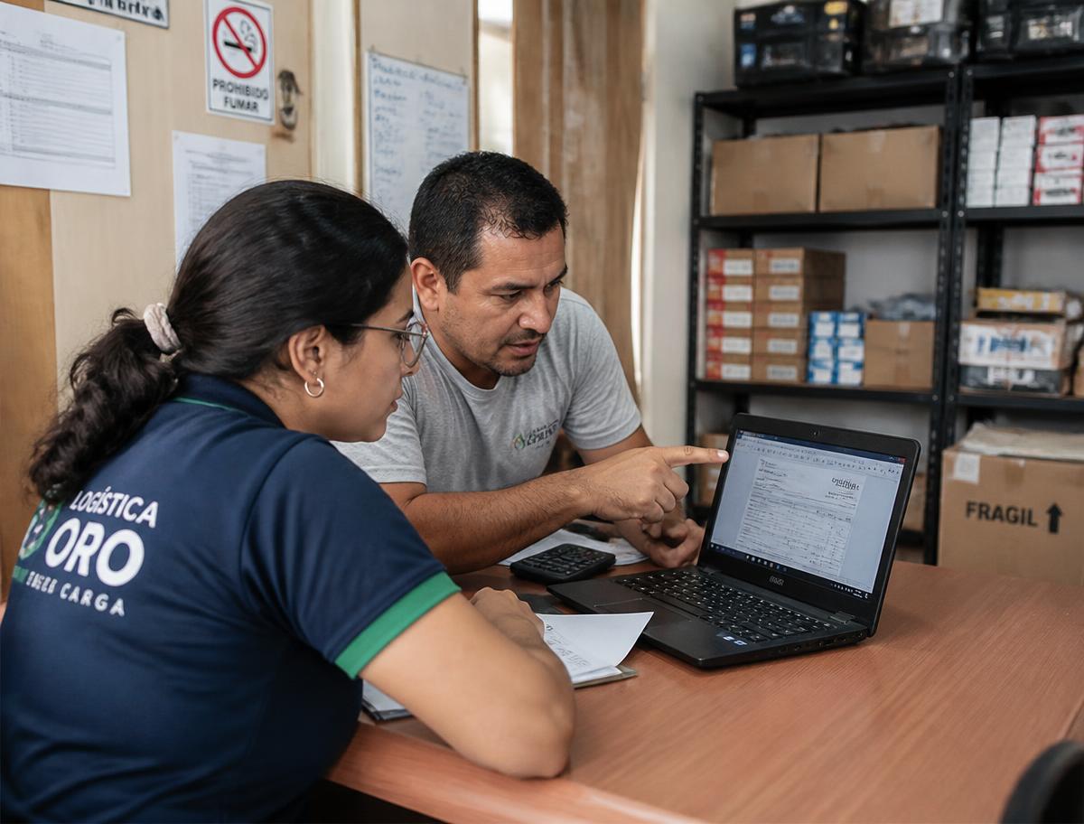Equipo de una distribuidora costarricense revisando facturas electrónicas en una laptop
